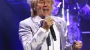 Rod Stewart tampil pada konser amal untuk membantu kanker prostat Raise the Roof yang diselenggarakan oleh Jools Holland di Royal Albert Hall, London, Inggris, 22 Juni 2022. Rod Stewart sendiri sebelumnya berjuang melawan penyakit kanker prostat, namun kini telah mengalami remisi. (Suzan Moore/PA via AP)