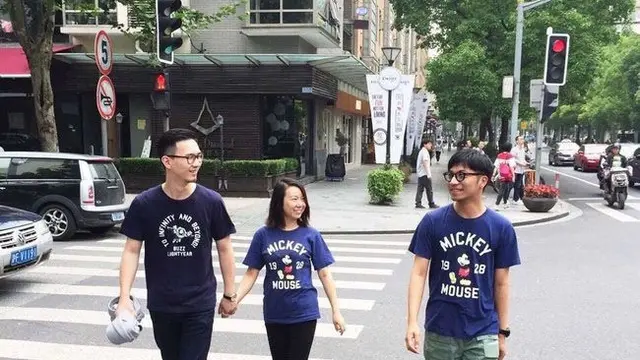 6 Potret Orang Tak Sengaja Pakai Baju Couple Bareng Pasangan Lain, Bikin Senyum Tipis