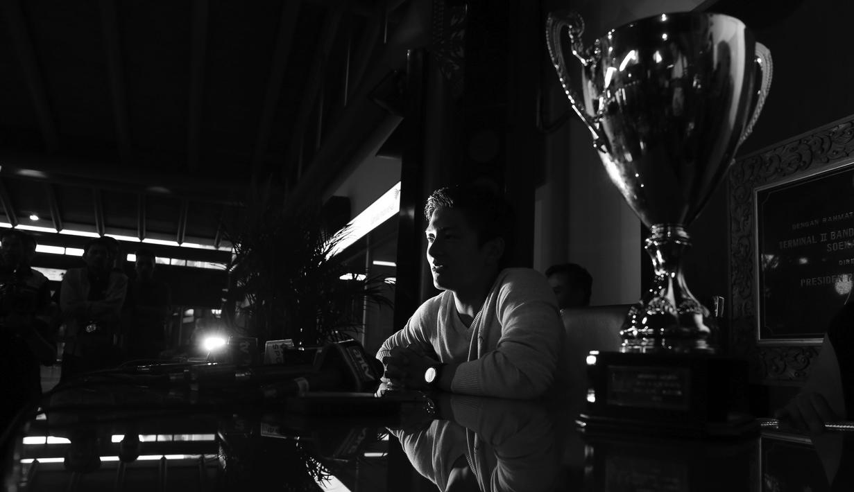 Pebalap Nasional, Rio Haryanto saat memberikan keterangan pers di Bandara Soekarno-Hatta, Cengkareng, Tangerang, Rabu (2/11/2015). (Bola.com/Nicklas Hanoatubun)