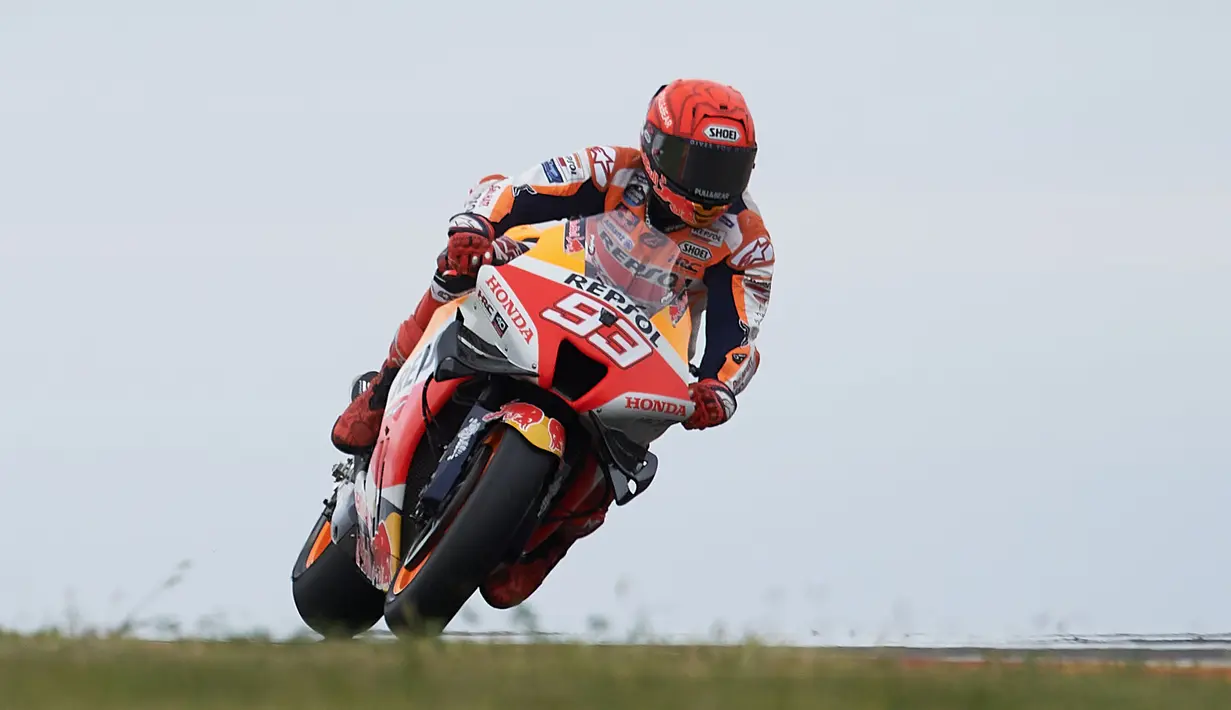 Pebalap Repsol Honda, Marc Marquez akhirnya kembali turun ke sirkuit balap pada MotoGP Aragon 2022, Minggu (18/09/2022) setalah empat bulan absen. (AP/Jose Breton)