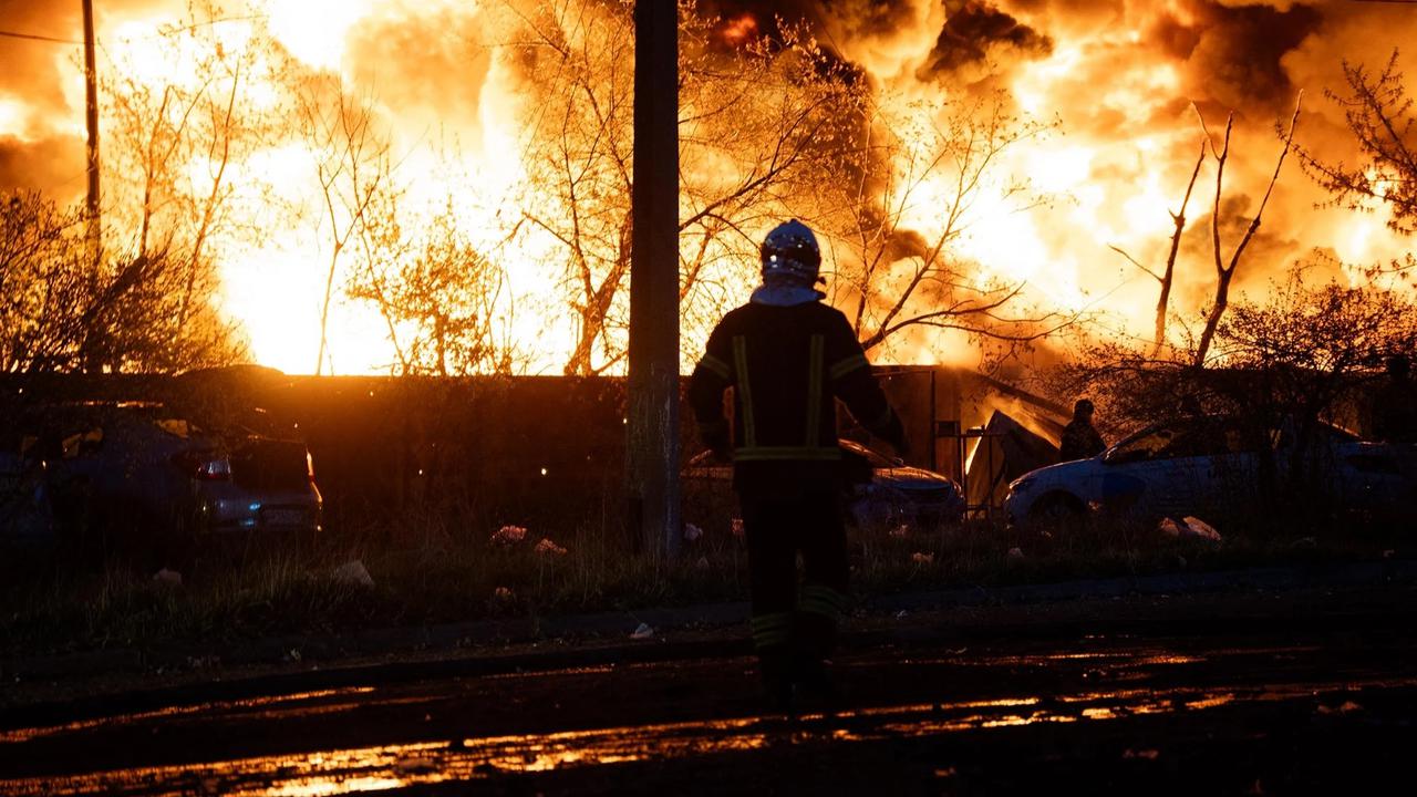 FOTO: Serangan Rusia Picu Kebakaran Hebat  dan Korban Jiwa di Kyiv