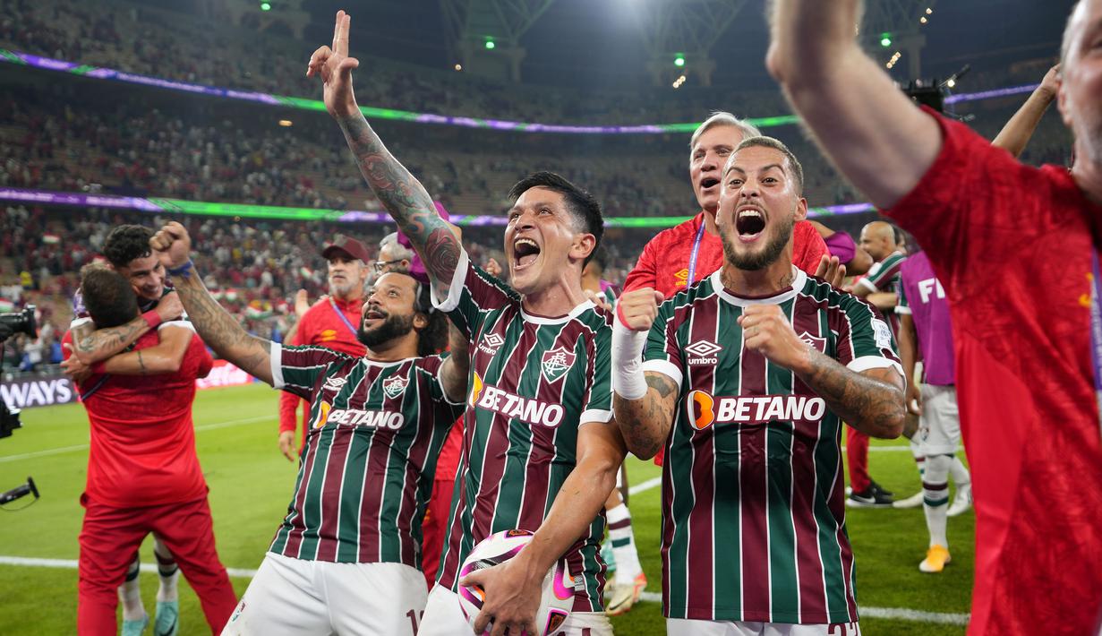 Selebrasi kemenangan para pemain Fluminense setelah mengalahkan Al Ahly 2-0 pada laga semifinal Piala Dunia Klub 2023 di King Abdullah Sports City Stadium, Arab Saudi, Selasa (19/12/2023) dini hari WIB. (AP Photo/Manu Fernandez)