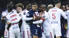 Pemain Paris Saint-Germain, Kylian Mbappe (tengah) dibayangi sejumlah pemain Lyon pada laga pekan ke-29 Liga Prancis 2022/2023 di Parc de Pricess, Paris, Senin (3/4/2023) WIB. PSG kalah dengan skor 0-1 dari Lyon. (AP Photo/Aurelien Morissard)