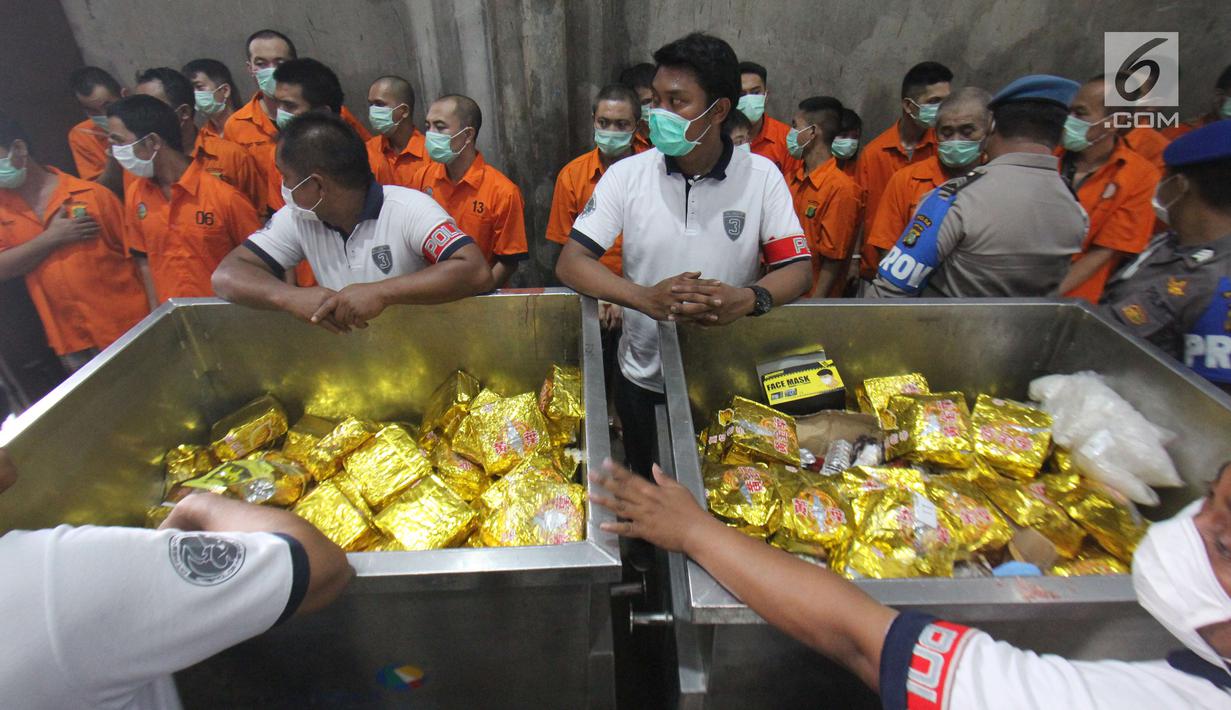 Petugas menunjukan barang bukti narkoba berserta tersangka di Bandara Soekarno-Hatta, Tangerang, Selasa (15/08). Pemusnahan ini mendapat penghargaan dari MURI sebagai pemusnahan Narkoba terbesar di Indonesia. (Liputan6.com/Helmi Afandi)