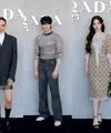Gal Gadot tampil preppy dengan oversized jas hitam yang dipadukan turtleneck putih dan mini skirt abu-abu. Penampilannya dilengkapi dengan sepatu pantofel Prada hitam. [Dok/Prada]