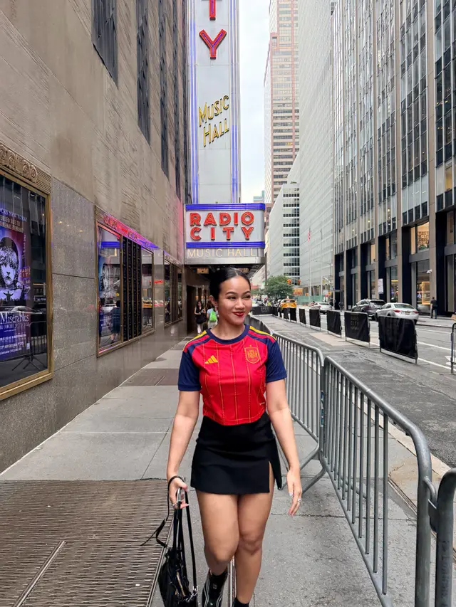 OOTD Sport Chic Yura Yunita Nonton Piala Dunia 2026, Tanggalkan Jersey Yura Yunited