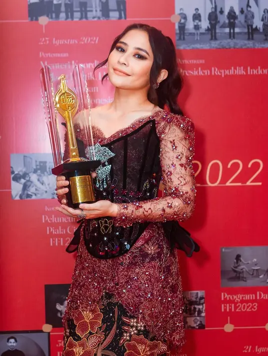 Elegan dan berkelas, penampilan Prilly Latuconsina di malam FFI 2023. Ia menerima penghargaan untuk kategori Pemeran Pembantu Perempuan. Prilly tampi super stunning dengan kebaya merah yang telah dimodifikasi. Bagian luar kebayanya memiliki detail bustier berwarna hitam yang manis. [Foto: Instagram/prillylatuconsina96]