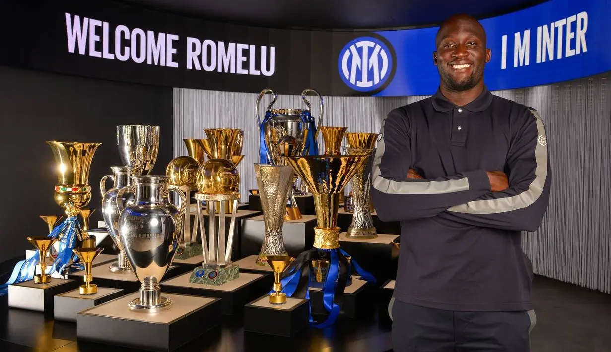 Pada musim panas 2021 kemarin, ia memutuskan menerima pinangan Chelsea. Namun Lukaku gagal bersinar di Chelsea. Dan setelah semusim, ia akhirmya balik lagi ke Inter Milan. (Twitter/@Inter_en)