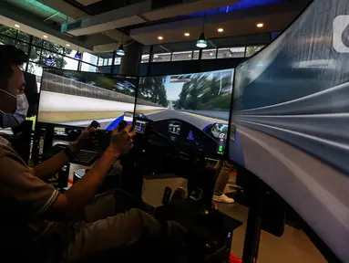 Pembalap maupun pehobi mengikuti balap virtual dengan alat simulator di kantor P1 Akademi Digital Motorsport Indonesia (ADMI), Jakarta Selatan, Kamis (5/11/2020). Di sana, siapapun bisa merasakan sensasi membalap secara digital di balik kemudi simulator mobil yang canggih. (Liputan6.com/Johan Tallo)
