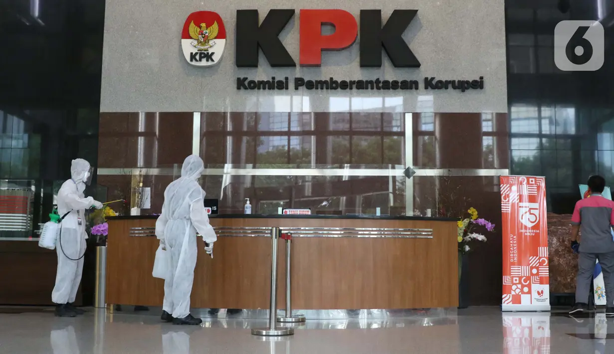 Petugas menyemprotkan cairan disinfektan di Gedung KPK, Jakarta, Selasa (22/9/2020). Penyemprotan dilakukan secara rutin untuk mengantisipasi serta menekan penyebaran virus COVID-19 menyusul temuan sedikitnya 21 kantor kementerian/lembaga yang menjadi klaster baru. (Liputan6.com/Helmi Fithriansyah)