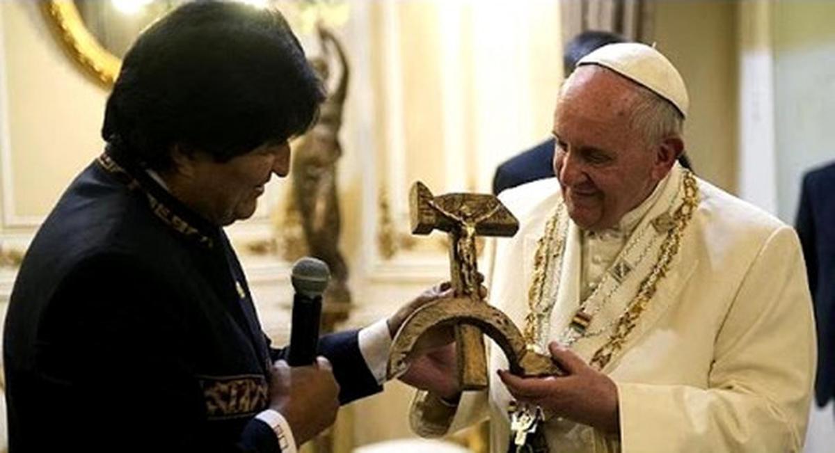Presiden Evo Morales hadiahi Paus Fransiskus salib palu arit