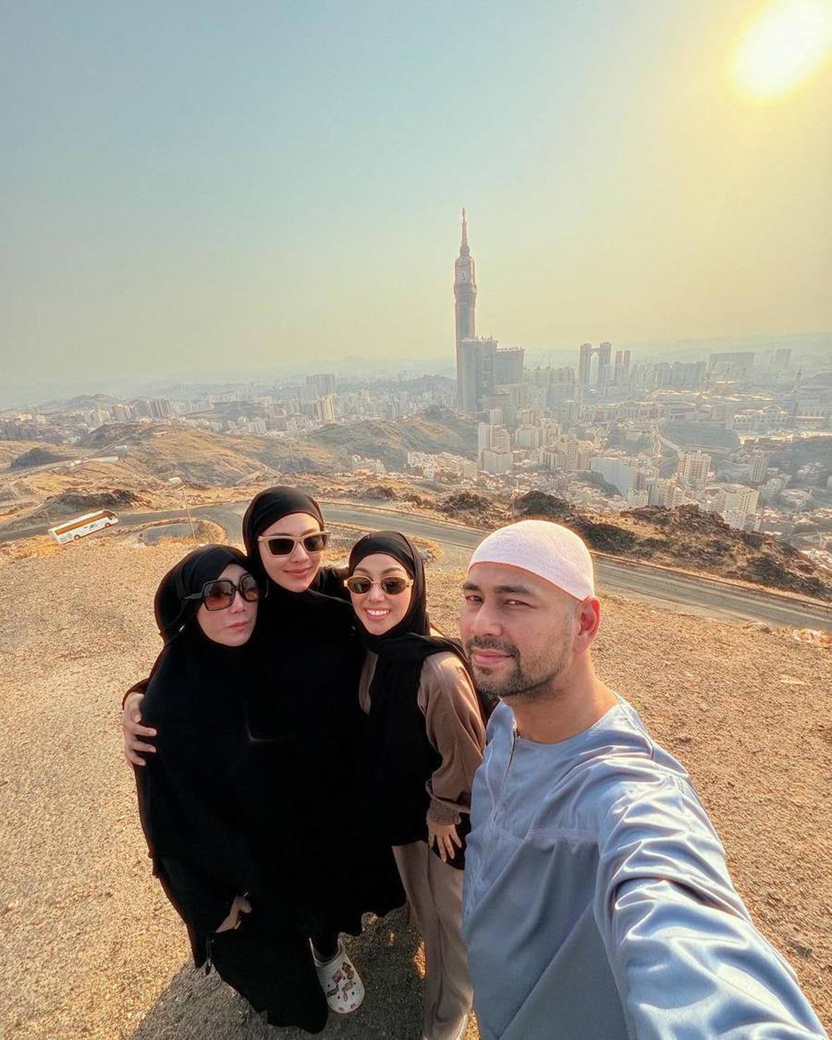 Dalam postingan yang sama, Raffi turut membagikan selfie bersama Nisya Ahmad dan Syahnaz Sadiqah.<br>