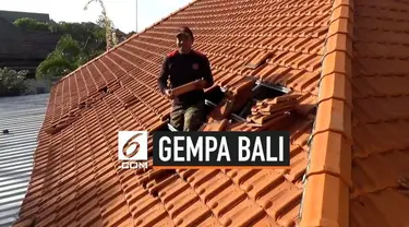 Gempa magnitudo 5,8 yang mengguncang Bali hari Selasa (16/7) rusak sejumlah bangunan. Pascagempa ratusan warga gotong royong perbaiki salah satu bangunan sekolah yang rusak.