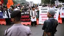 Ribuan massa yang tergabung dalam aliansi ormas dan umat Islam Jabodetabek menggelar aksi unjuk rasa di Pintu Barat Monas, Jakarta, Selasa (18/7). (Liputan6.com/Faizal Fanani)