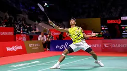 Pebulu tangkis tunggal putra Indonesia, Alwi Farhan berusaha mengembalikan kok ke arah wakil Korea Selatan, Jeon Hyeok-jin pada babak kualifikasi Indonesia Masters 2025 yang berlangsung di Istora Senayan, Jakarta, Selasa (21/01/2025). (Bola.com/Bagaskara Lazuardi)