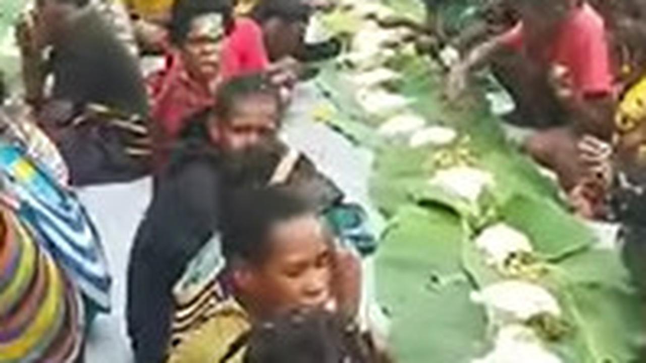 Kompak, TNI dan Warga Papua Rayakan Hari Natal dengan Makan Bersama di Lapangan Pakai Alas Daun