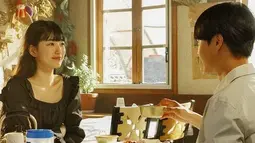 Suzy dan Yang Se Jong saling duduk berhadapan di meja makan. Sambil menikmati hidangan keduanya tampak akrab bercengkrama. (Foto: Instagram/ skuukzky)