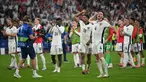 Para pemain Inggris merayakan kemenangan bersama para penggemar usai pertandingan babak 16 besar Euro 2024 melawan Slovakia di Arena AufSchalke, Gelsenkirchen pada 30 Juni 2024. (OZAN KOSE/AFP)
