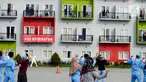 Sejumlah pasien berstatus orang tanpa gejala (OTG) melakukan senam bersama tim medis di Rumah Singgah Covid-19, Kabupaten Tangerang, Banten, Selasa (26/5). Dari 40 pasien OTG, beberapa di antaranya mengikuti senam di balkon kamar karena masih menunggu hasil pemeriksaan. (merdeka.com/Dwi Narwoko)