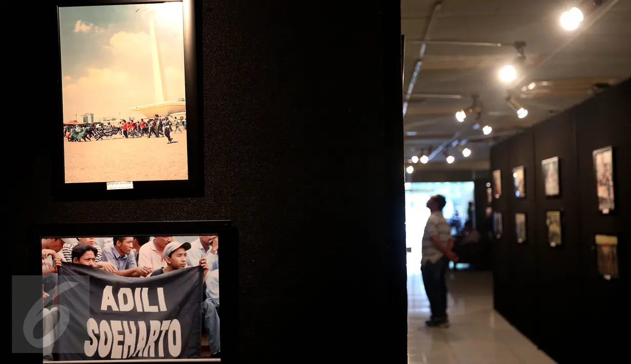 Pengunjung melihat foto dalam pameran fotografi Refleksi gerakan mahasiswa-Reformaai Tahun 1998 melawan kebangkitan orde baru di Galeri Cipta II, Jakarta, Senin (8/5). Pameran bertemakan " Melawan Kebangkitan Orde Baru ". (Liputan6.com/Johan Tallo)