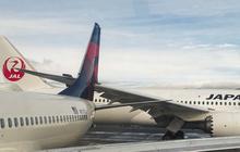 FOTO: Sayap Pesawat Japan Airlines Menabrak Ekor Pesawat Delta Airlines di Bandara Seattle