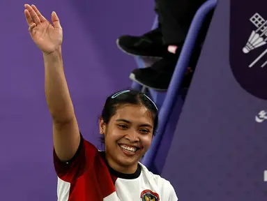 Pebulutangkis tunggal putri Indonesia, Gregoria Mariska Tunjung merayakan kemenangan atas Ratchanok Intanon dari Thailand dalam pertandingan perempat final bulu tangkis tunggal putri selama Olimpiade Paris 2024 di Porte de la Chapelle Arena, Paris, 3 Agustus 2024. (Luis TATO/AFP)