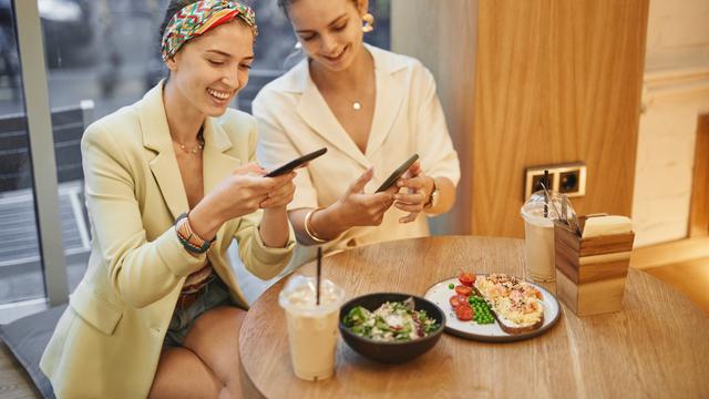 Ilustrasi makan bersama sahabat