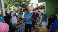 Bakal calon gubernur DKI Jakarta Sandiaga Uno menyapa warga Meruya Utara, Jakarta, Minggu (15/5/2016). Sandi terus mengunjungi warga Jakarta untuk bersosialisasi dan mengenalkan diri. (Liputan6.com/Faizal Fanani)