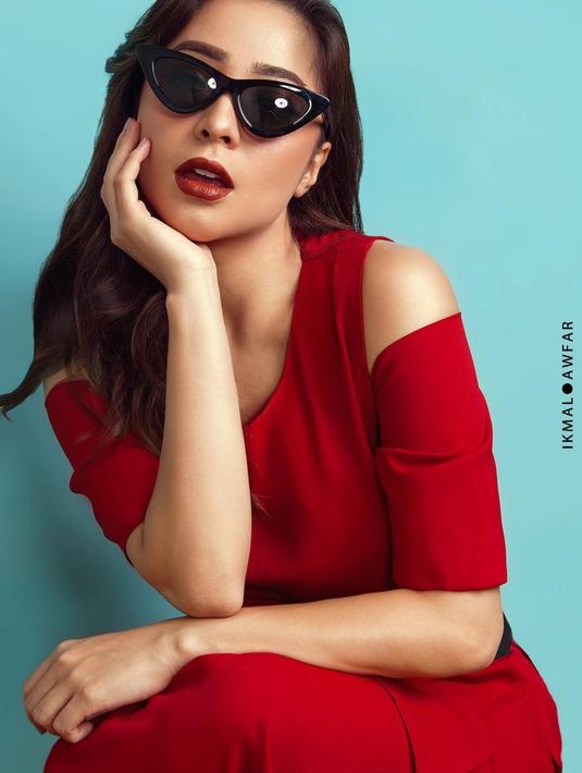 Selain membawa kacamata hitam untuk sesi pemotretan fashion. Dengan menambahkan kacamata hitam, pemilik nama lengkap Nikita Purnawa Willy ini pun makin mencuri perhatian. (Liputan6.com/IG/nikitawillyofficial94)