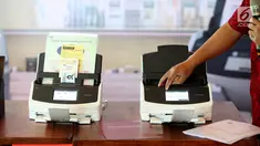 Seorang karyawan mengoperasikan scanner Fujitsu ScanSnap iX1500 di Jakarta, Selasa (19/3). Scanner yang memiliki fitur kecerdasan buatan (Artificial Intelligence/ AI) mampu mempelajari dan beradaptasi terhadap penggunanya. (Liputan6.com/Fery Pradolo)