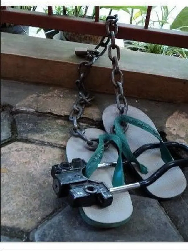 6 Tempat Penyimpanan Sandal yang Aman dan Anti Maling, Nyeleneh