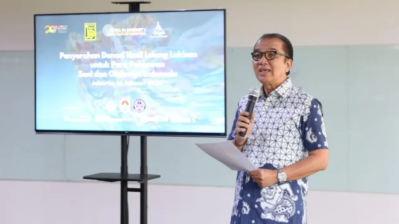 Tantowi Yahya, selaku Presiden UID memberikan donasi hasil lelang lukisan.