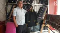 Pekerja menunjukkan pakaian yang akan dikenakan para Raja Adat saat ngunduh mantu Kahiyang-Bobby di Medan, Kamis (23/11). Sebanyak 41 busana adat lengkap telah dipersiapkan untuk acara ngunduh mantu Kahiyang-Bobby. (Liputan6.com/Aditya Eka)