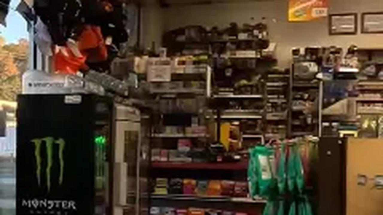 Bukan hanya itu saja, keduanya juga mengelola supermarket milik sendiri di area pom bensinnya. <br>