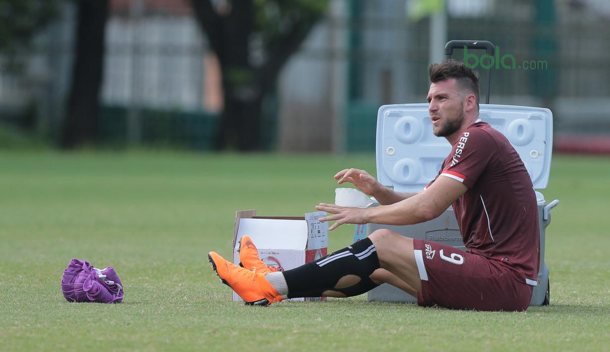 Marko Simic menggunakan es batu pada tangan saat sesi latihan jelang melawan Tampines Rovers Piala AFC 2018 di Lapangan ABC, Senayan, Jakarta (27/2/2018). Marko Simic menjadi menjadi salah satu andalan Persija musim 2018. (Bola.com/Nick Hanoatubun)