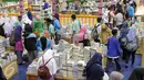 Suasana pameran Islamic Book Fair 2016 di Jakarta, Selasa (1/3). Pameran buku keislaman terbesar di Indonesia tersebut berlangsung hingga 6 Maret mendatang. (Liputan6.com/Angga Yuniar)