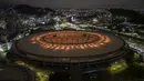 Stadion Maracana diterangi dengan warna kuning, salah satu warna bendera nasional Brasil, untuk menghormati mendiang legenda sepak bola Pele, di Rio de Janeiro, Brasil, Kamis 29 Desember 2022, Edson Arantes do Nascimento atau yang dikenal sebagai Pele telah meninggal dunia di Sao Paulo. Sebelum kepergiannya, Pele menjalani perawatan intensif di rumah sakit Albert Einstein, Sao Paulo selama satu bulan terakhir untuk berjuang sembuh dari kanker usus yang dideritanya sejak 2021. (AP Photo/BrunaPrado)