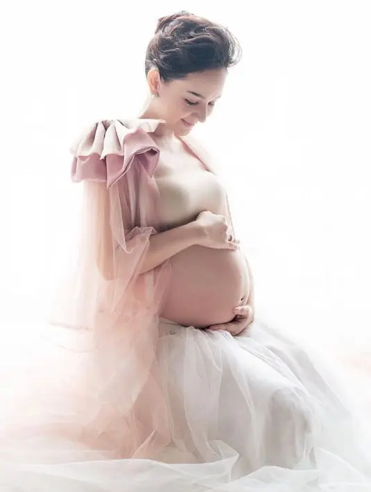 Bersama sang suami, Angelica memilih nama Ryuzi Nara Attarik untuk sang buah hati. Sebagai orangtua, tentu mereka menyisipkan doa dalam nama tersebut. (Instagram/angelicasimp.new)