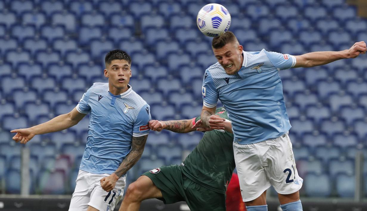 Gelandang Lazio, Sergej Milinkovic-Savic (kanan) memenangi duel udara dengan pemain Crotone dalam laga lanjutan Liga Italia 2020/2021 pekan ke-27 di Olimpico Stadium, Roma, Jumat (12/3/2021). Lazio menang 3-2 atas Crotone. (AP/Alessandra Tarantino)