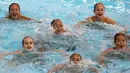 Tim perenang Artistik Indonesia menampilkan gerakan pada babak final nomor free routine Asian Games 2018 di Aquatic Center, Gelora Bung Karno, Jakarta, Rabu (29/8). Pada babak final, Indonesia memperoleh skor 132.2726. (Liputan6.com/Fery Pradolo)