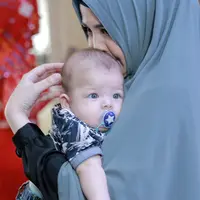 Setelah resmi menjanda kedua kalinya, Risty Tagor menjalani hari-harinya bersama buah hatinya,  Arkana Rafif Bassari hasil pernikahannya Stuart Collin. (Adrian Putra/Bintang.com)