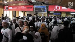 Peserta Reuni 212 berdesakan saat menuju pintu keluar Stasiun Gondangdia, Jakarta, Minggu (2/12). Antrean tersebut terkait acara Reuni 212 yang digelar di Monumen Nasional atau yang populer dengan Monas. (Merdeka.com/Iqbal S. Nugroho)