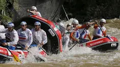 Tim Arung Jeram dari negara Kroasia,Italia dan Perancis (ki-ka) bersaing di Kejuaraan Dunia Arung Jeram 2015, Sukabumi, Jawa Barat, (7/12). Sebanyak 23 negara dari berbagai belahan benua mengikuti kejuaraan dunia ini. (REUTERS/Beawiharta)