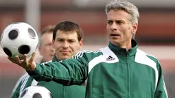 Euro 2008 football championships referee Peter Frojdfeldt of Sweden takes part in a preparatory workshop for referees and assistant referees on April 17, 2008 in Regensdorf, near Zurich. AFP PHOTO / Fabrice Coffrini