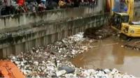 Mayat pria bertato mengapung di Banjir Kanal Barat. Sementara itu, puluhan polisi cilik bersepatu roda razia pengendara di Sidoarjo.