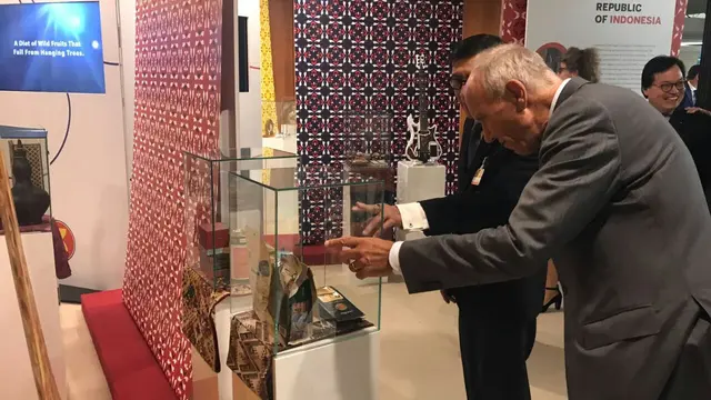 Menkumham RI Yasonna Laoly bersama Dirjen WIPO Francis Gurry meninjau produk kekayaan intelektual Indonesia  di acara  pameran Sidang Umum WIPO, Senin (2/10) di Jenewa, Swiss (Reza Perdana/Liputan6.com)