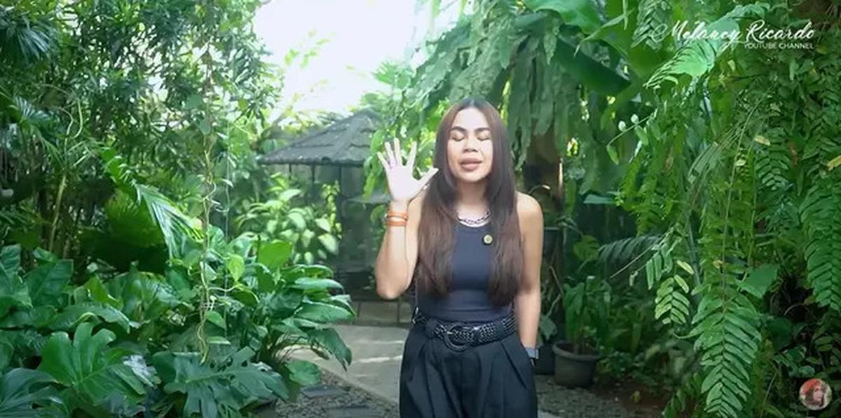 9 Potret Teras dan Taman di Rumah Yuni Shara, Nuansa Tropis yang Asri dan Estetik