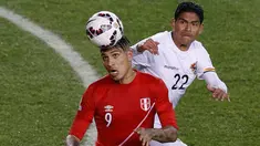Duel panas terjadi antara Peru melawan Bolivia pada pertandingan perempat final Copa Amerika 2015 di Estadio Municipal Bicentenario German Becker, Chile, (25/6/2015). Peru melaju ke semifinal usai mengalahkan Bolivia 3-1. (REUTERS/Carlos Garcia Rawlins)