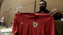 Kolektor jersey Timnas, Jack Tekani, saat peluncuran Warrix Indonesia di Hotel Santika, Jakarta, Kamis, (6/2/2020). Apparel asal Thailand ini resmi masuk pasar Indonesia. (Bola.com/M Iqbal Ichsan)