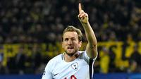 Pemain Tottenham Hotspur, Harry Kane berselebrasi setelah mencetak gol ke gawang Borussia Dortmund pada matchday kelima Liga champions Grup H di Stadion BVB, Selasa (21/11). Kane menyumbang satu gol dengan kemenangan 2-1. (AP/Petros Karadjias)